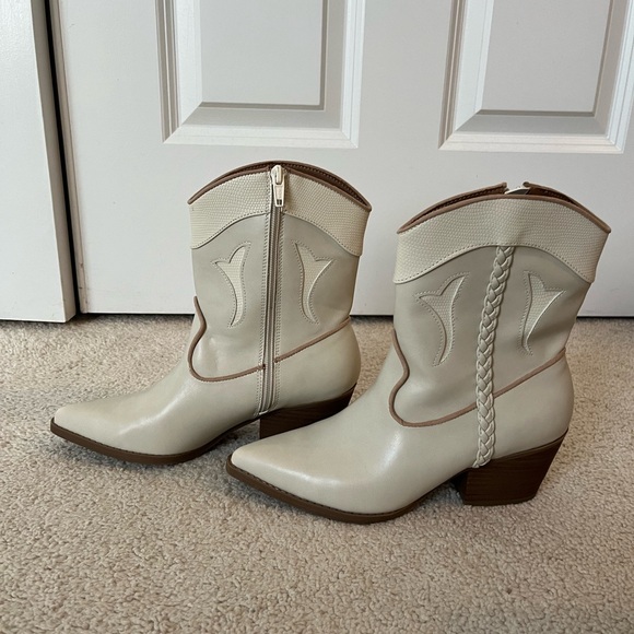 Universal Thread Shana White Cowboy Boots size 6.5 - Picture 1 of 5